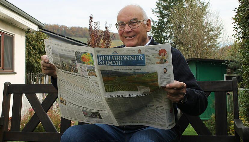 Wolfgang Seybold in seinem Garten in Beilstein. Auch wenn er jetzt nicht mehr sein Kürzel "sey" gedruckt sieht, die Heilbronner Stimme liest er weiterhin sehr aufmerksam.