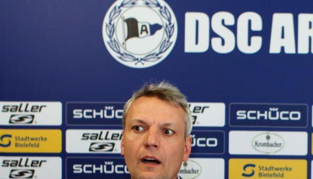 Bielefelds Gesch&auml;ftsf&uuml;hrer Ralf Schnitzmeier (l) muss endg&uuml;ltig f&uuml;r die 3. Liga planen.
