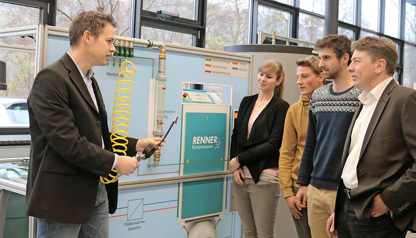 Achim Weissert (l.)und Klaus Fuggerer (r.) erkl&auml;ren der Laborbetreuerin Isabella Vogg (v.l) und den Studenten Dominik Burger und Steffen Sch&auml;fer die Maschine .