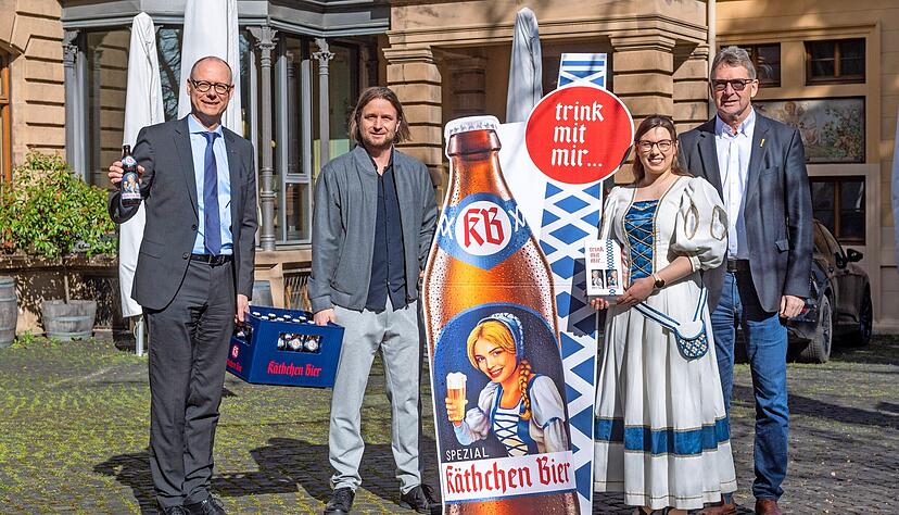 Das Käthchen-Bier ist zurück: Steffen Schoch (v.l.), Ben Buchsteiner, Käthchen Daphne Schietinger und Eberhard Haizmann bei der Präsentation.