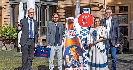 Das Käthchen-Bier ist zurück: Steffen Schoch (v.l.), Ben Buchsteiner, Käthchen Daphne Schietinger und Eberhard Haizmann bei der Präsentation.
Foto: Mario Berger