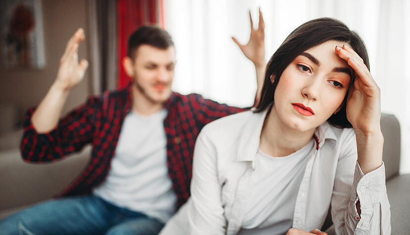 Demütigungen und Beleidigungen: In einer toxischen Beziehung lassen die Partner psychische Gewalt häufig lange über sich ergehen. Demütigungen und Beleidigungen: In einer toxischen Beziehung lassen die Partner psychische Gewalt häufig lange über sich ergehen.