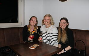 Pauline (v.l.), Valerie und Lea m&ouml;gen das Flair und die Cocktails der Bahnlounge.