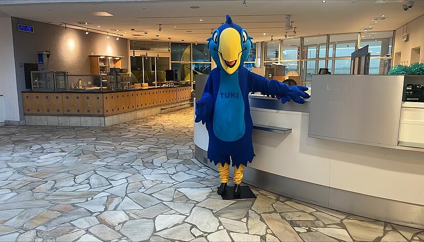 Maskottchen Tuki bei der Aquatoll-Pressekonferenz Maskottchen Tuki bei der Aquatoll-Pressekonferenz