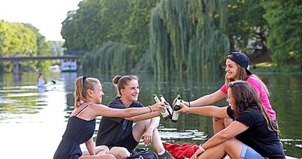 Verschiedene Plätze direkt am Neckar laden in Heilbronn zum Verweilen ein.