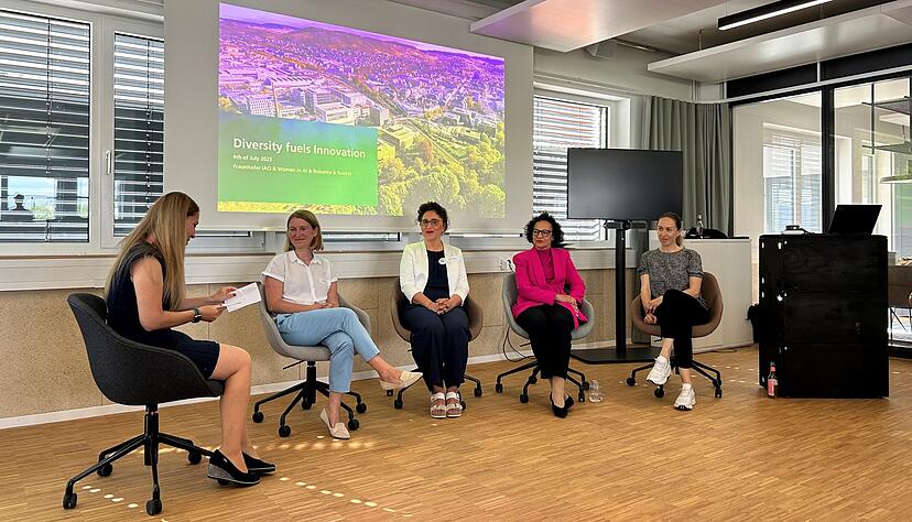 Anamaria Cristescu vom Fraunhofer IAO (von links) im Gespr&auml;ch mit Simone Kaiser, Sheila Beladinejad, B&auml;rbel Renner und Anna Wacker bei der Auftaktveranstaltung des neu gegr&uuml;ndeten Heilbronner Chapters.
Foto: Lisa K&ouml;nnecke