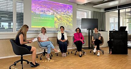 Anamaria Cristescu vom Fraunhofer IAO (von links) im Gespr&auml;ch mit Simone Kaiser, Sheila Beladinejad, B&auml;rbel Renner und Anna Wacker bei der Auftaktveranstaltung des neu gegr&uuml;ndeten Heilbronner Chapters.
Foto: Lisa K&ouml;nnecke