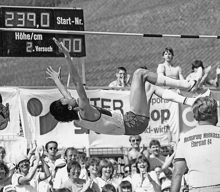 Weltrekord II: Zhu Jianhua fliegt am 10. Juni 1984 im zweiten Versuch über 2,39 Meter. Danach hüpft der Chinese wie ein kleiner Junge auf der Matte umher und jubelt mit den Zuschauern in der Arena.