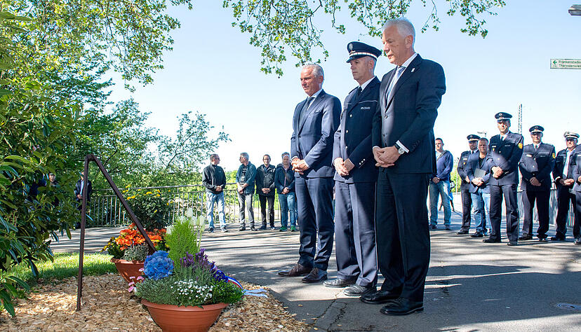 Landesinnenminister Thomas Strobl (von links), Polizeipräsident Hans Becker und Oberbürgermeister Harry Mergel bei der Zeremonie an der Theresienwiese.