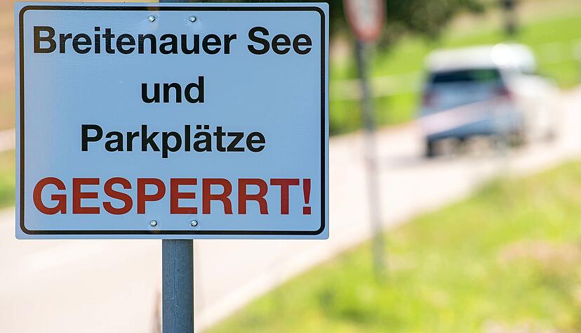 Und die sahen so aus: Das beliebte Ausflugsziel und die Parkplätze wurden gesperrt. Baden, Wassersport und Angeln wurden verboten. Alleine Spaziergänger, Radfahrer und Jogger durften den Uferweg benutzten.
Fotos: Archiv/Kühl, Seidel, Veigel Und die sahen so aus: Das beliebte Ausflugsziel und die Parkplätze wurden gesperrt. Baden, Wassersport und Angeln wurden verboten. Alleine Spaziergänger, Radfahrer und Jogger durften den Uferweg benutzten.
Fotos: Archiv/Kühl, Seidel, Veigel
