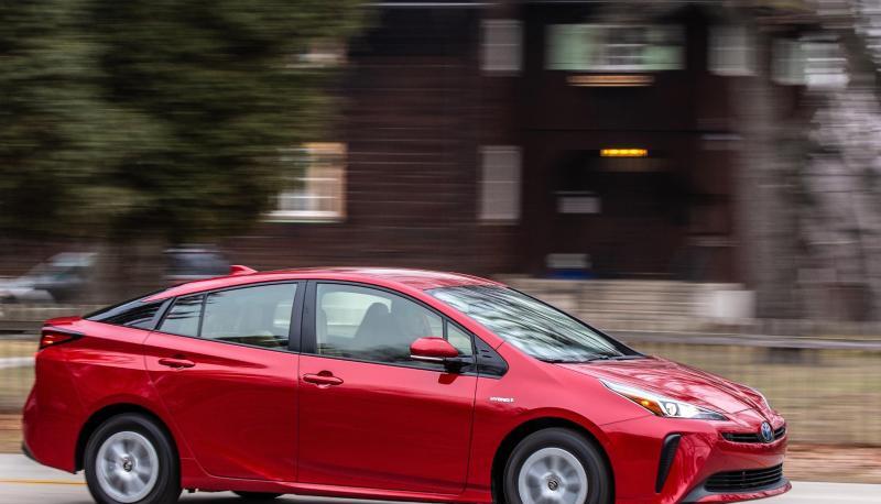 Gr&uuml;ner Kultfaktor in Rot: Zum Toyota Prius griffen auch Hollywoodstars, um ein Zeichen f&uuml;r Nachhaltigkeit zu setzen.