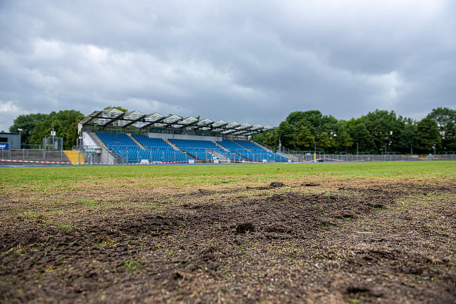 Rasen im Frankenstadion ist nach Ärzte-Konzert ein Acker, Tartanbahn beschädigt Rasen im Frankenstadion ist nach Ärzte-Konzert ein Acker, Tartanbahn beschädigt