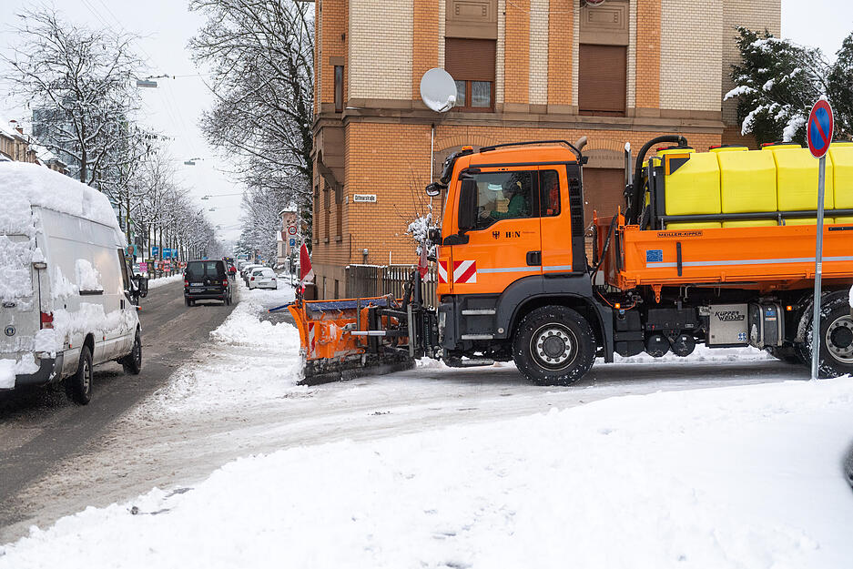 Streu- und Räumfahrzeuge sind in Heilbronn gegen den Schnee auf den Straßen unterwegs. Streu- und Räumfahrzeuge sind in Heilbronn gegen den Schnee auf den Straßen unterwegs.