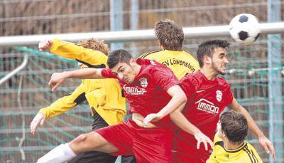 Vural Ochunci (Zweiter von rechts) vergibt in dieser Szene die letzte Chance von Türkspor Neckarsulm zum Ausgleich. Letztlich siegte der TSV Löwenstein mit 1:0. Foto: Andreas Veigel