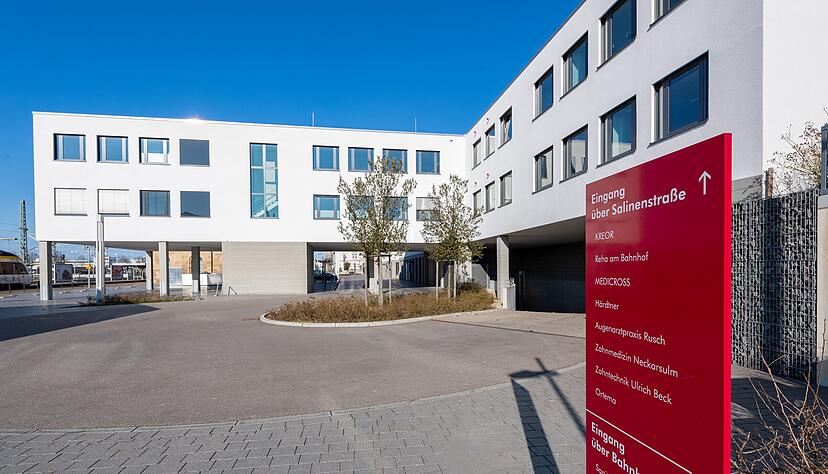 Das &Auml;rzte- und Dienstleistungszentrum am Neckarsulmer Bahnhof bekommt zus&auml;tzliche Mediziner. Die Erweiterung soll bis Ende 2022 abgeschlossen sein.
Foto: Mario Berger