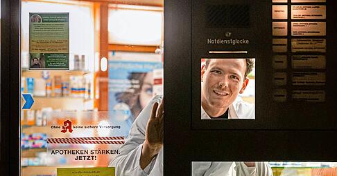 Hat den Durchblick: Christian Gfrerer von der Stadt-Apotheke in Güglingen steht während des Notdienstes auch nachts bereit, um Medikamente und andere Waren des medizinischen Bedarfs bereitzustellen. Hat den Durchblick: Christian Gfrerer von der Stadt-Apotheke in Güglingen steht während des Notdienstes auch nachts bereit, um Medikamente und andere Waren des medizinischen Bedarfs bereitzustellen.
