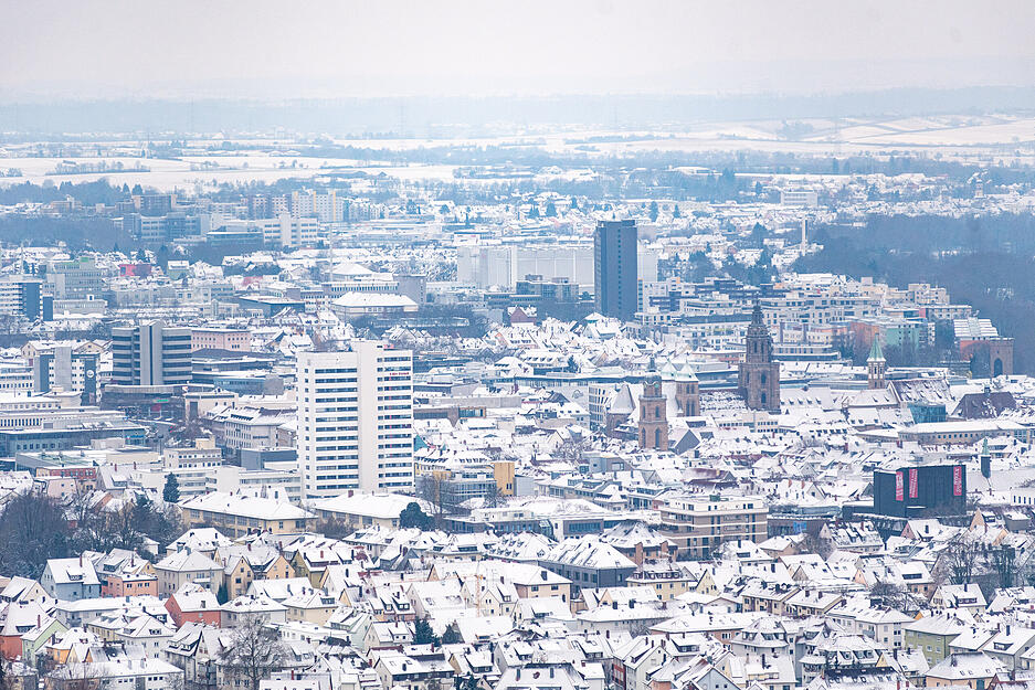 Blick auf das verschneite Heilbronn vom Wartberg aus.