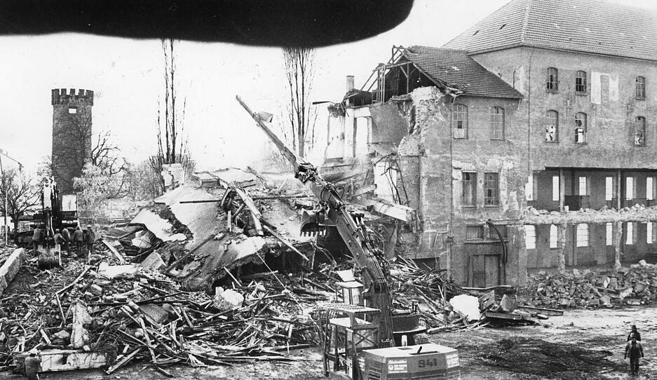 Im November 1979 werden die früheren Schedler-Lagergebäude abgebrochen. Auf dem Platz gegenüber des Bollwerksturms und des Stadtbades sind vorerst Parkplätze geplant.