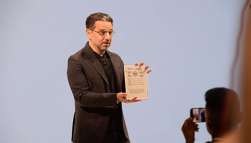 Amazons Gerätechef Panos Panay enthüllt den überarbeiteten Kindle Scribe. Amazons Gerätechef Panos Panay enthüllt den überarbeiteten Kindle Scribe.