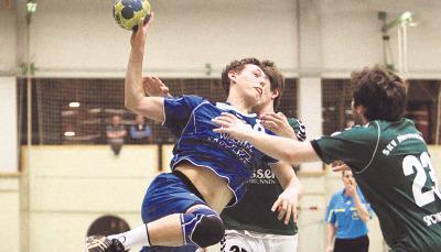 Janik Zerweck vom TSV B&ouml;nnigheim gab sein Bestes, doch die Abwehr von Oberstenfeld war zu stark. Am Ende verlor der TSV zu Hause mit 23:31.Foto: Andreas Veigel