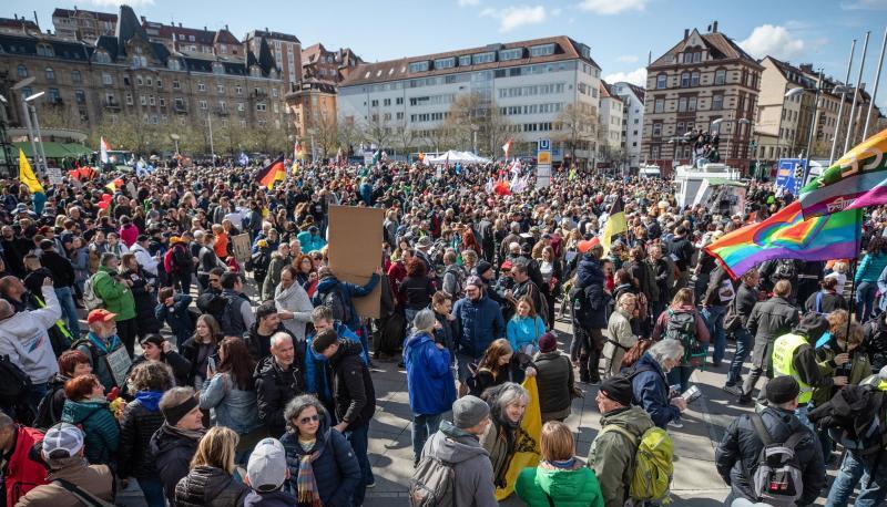 Zahlreiche Menschen nehmen auf dem Marienplatz an einer Demonstration der Initiative &laquo;Querdenken&raquo; teil.