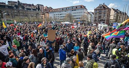 Zahlreiche Menschen nehmen auf dem Marienplatz an einer Demonstration der Initiative «Querdenken» teil. Zahlreiche Menschen nehmen auf dem Marienplatz an einer Demonstration der Initiative «Querdenken» teil.