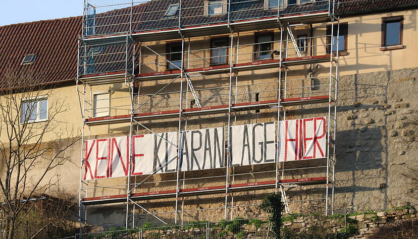 Nagelsberger verleihen ihrem Protest gegen die geplante Gro&szlig;kl&auml;ranlage im Kochertal mit einem Banner Ausdruck.