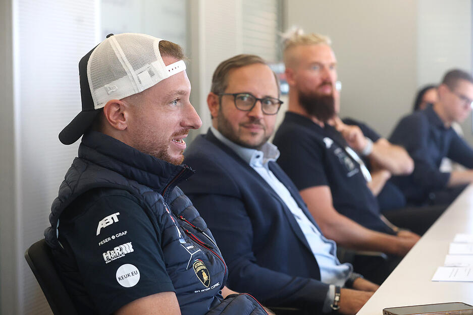 DTM-Fahrer Mirko Bortolotti im Gespräch bei der Kinder-Pressekonferenz in Heilbronn.