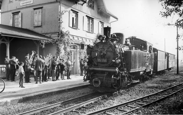 Vor dem Umbau darf die Schmalspurbahn aber noch einmal glänzen. Am 16. Oktober 1963 kommt auf Einladung der Bundesbahn ein Tross Berliner Journalisten mit Dampflok "Rosa" in der Heuss-Geburtsstadt Brackenheim an.