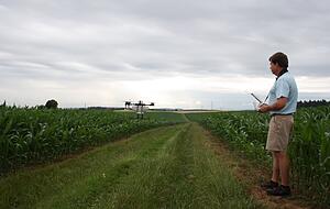 Markus Schaible steuert die Drohne über die Maisfelder. Rund vier Minuten dauert ein Flug. In dieser Zeit werden pro Hektar 100 Kugeln abgeworfen.
Fotos: Elfi Hofmann Markus Schaible steuert die Drohne über die Maisfelder. Rund vier Minuten dauert ein Flug. In dieser Zeit werden pro Hektar 100 Kugeln abgeworfen.
Fotos: Elfi Hofmann