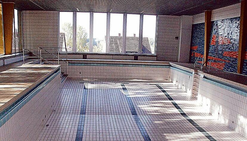 Solche Bilder sorgen nicht nur bei den Schwimmvereinen für Unmut. Hier in Kupferzell heißt es nun aber doch "Wasser marsch!": Das Bad macht wieder auf.