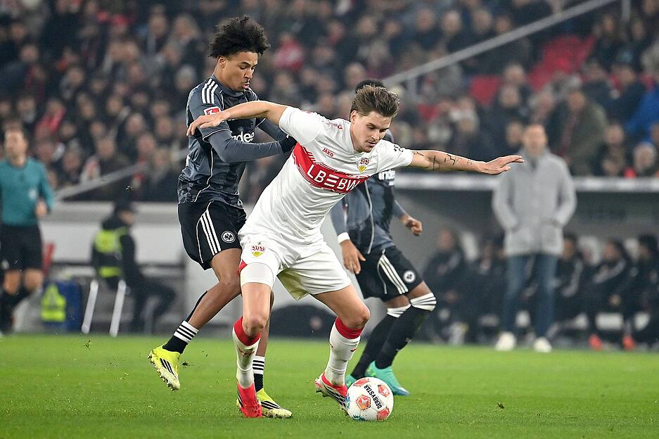 Ramon Hendriks: Der Gr&auml;tschen-K&ouml;nig des VfB Stuttgart schlug wieder zu und rettete die Schwaben vor dem 0:2. Im Gegenzug f&auml;llt dann das 1:1. Auch in der zweiten Halbzeit hinten sicher. Pech beim 2:2, dass er getunnelt wird. Note: 3