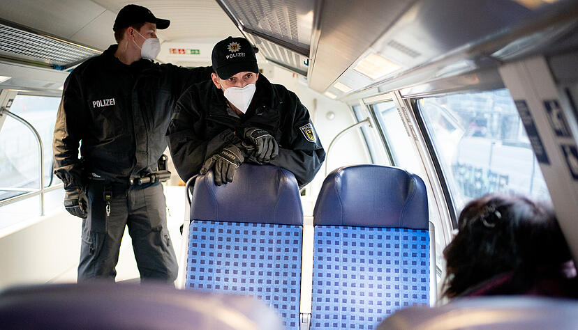 Beamte der Bundespolizei sprechen mit einem Fahrgast. Anlässlich des bundesweiten Aktionstages der Deutschen Bahn zur Maskenpflicht wird nochmal verstärkt in Bussen und Bahnen kontrolliert. Foto: dpa
