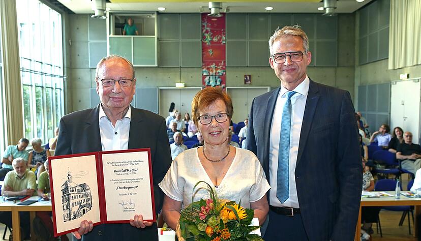 Ehrenb&uuml;rger Rolf H&auml;rdtner mit Ehefrau Annemarie H&auml;rdtner und Oberb&uuml;rgermeister Steffen Hertwig. Fotos: Ralf Seidel