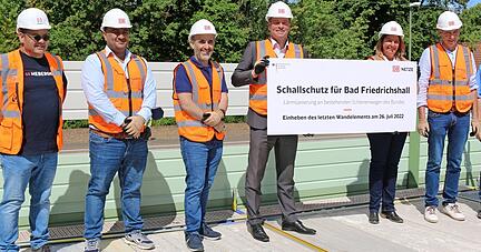 Freude &uuml;ber die fertiggestellten L&auml;rmschutzw&auml;nde: (von rechts) Michael Mandel, Michael Rei&szlig;, Sandra Katz, B&uuml;rgermeister Timo Frey, Hasan Ilhan, Midia Azizian und Rainer Schnepf.
Foto: Ute Pl&uuml;ckthun