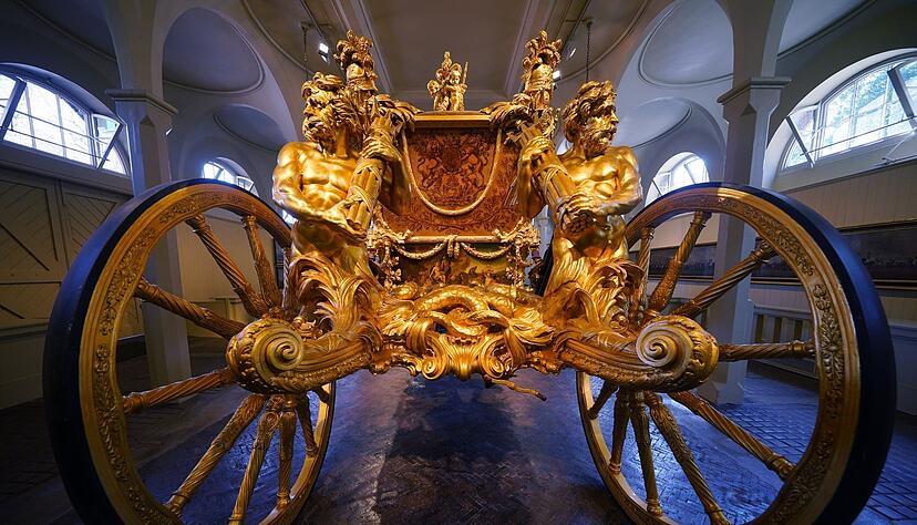 Die goldene Staatskutsche steht in den Royal Mews (Stallungen) im Buckingham Palace.