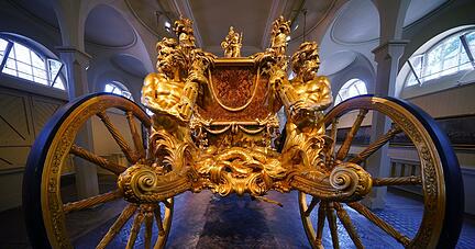 Die goldene Staatskutsche steht in den Royal Mews (Stallungen) im Buckingham Palace. Die goldene Staatskutsche steht in den Royal Mews (Stallungen) im Buckingham Palace.