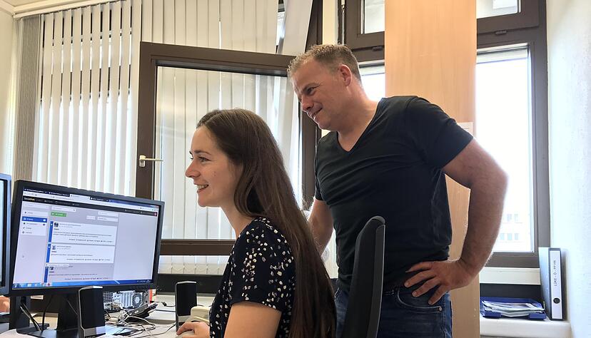 Corinna Lüke und Frank Belz vom Social-Media-Team des Polizeipräsidiums Heilbronn veröffentlichen zwölf Stunden lang alle eingehenden Notrufe auf Twitter. 
Foto: Kinkopf