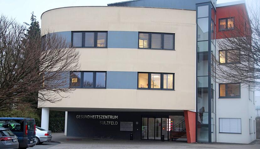 Das Gesundheitszentrum in Sulzfeld besteht bereits seit zehn Jahren. Darin sind eine Zahnarztpraxis, ein Hausarzt, ein Angebot für Osteopathie sowie jeweils eine Praxis für Physiotherapie und für Logopädie angesiedelt.