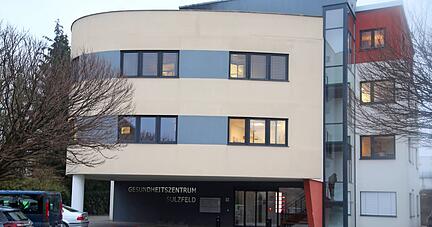 Das Gesundheitszentrum in Sulzfeld besteht bereits zehn Jahren. Darin sind eine Zahnarztpraxis, ein Hausarzt, ein Angebot für Osteopathie sowie jeweils eine Praxis für Physiotherapie und für Logopädie angesiedelt.