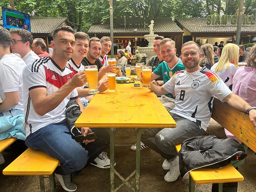 Fußball-Fans treffen sich im Food Court in Heilbronn, um gemeinsam das Deutschland-Spiel beim Public Viewing anzuschauen.