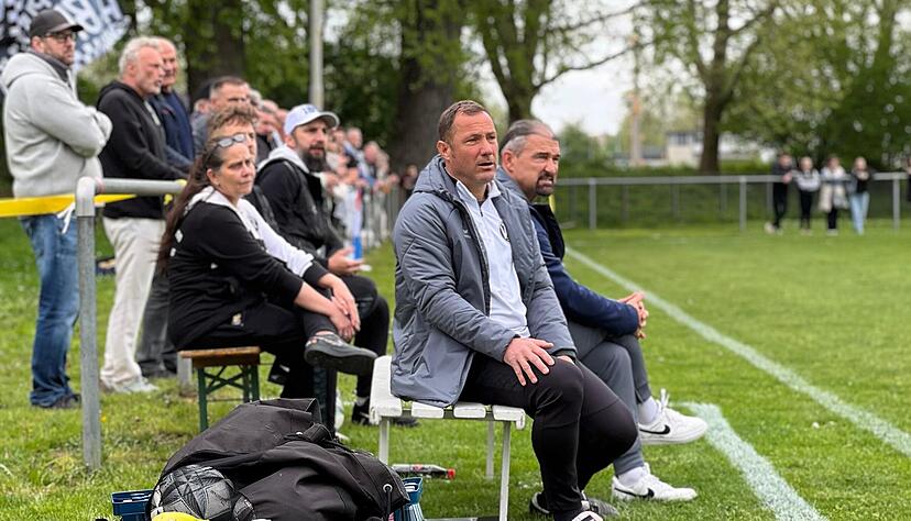 Auf dem Nebenplatz sehen Trainer Markus Lang (links) und Teammanager Zdenko Juric das bislang beste Verbandsliga-Spiel ihres VfR Heilbronn. Auf dem Nebenplatz sehen Trainer Markus Lang (links) und Teammanager Zdenko Juric das bislang beste Verbandsliga-Spiel ihres VfR Heilbronn.