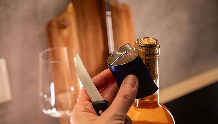 Schritt 1: Banderole vom Flaschenhals entfernen.