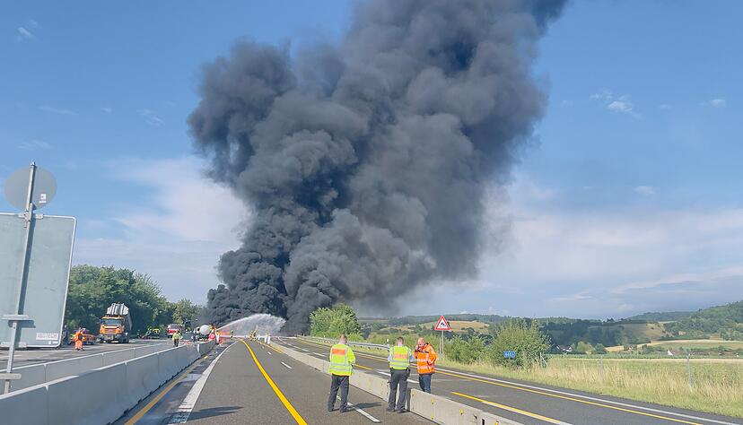 Ein Lkw, der am Montag auf der A81 brannte, sorgt auch am Tag danach für eine Vollsperrung.