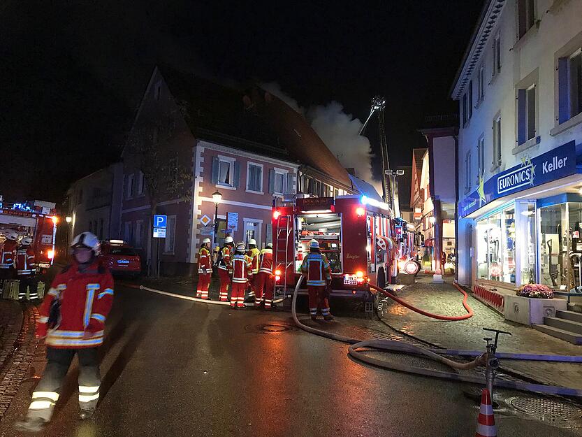 Nach Angaben von Polizeisprecher Rainer Köller hatte das Feuer bereits auf eines der Nachbarhäuser übergegriffen, ...