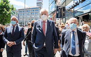 Horst Seehofer (Mitte) verschafft sich mit Landesinnenminister Thomas Strobl (li.) und OB Fritz Kuhn einen &Uuml;berblick &uuml;ber das Geschehen.
Foto: dpa