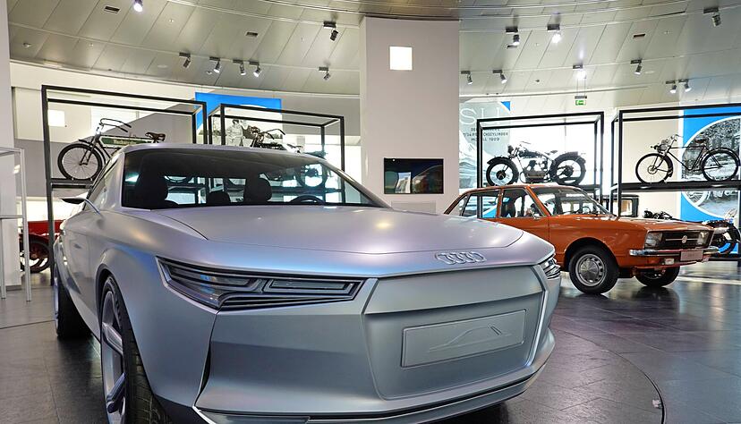 Die Konzeptstudie, inspiriert vom NSU Ro80, dahinter in orange der K70, der dann nach der &Uuml;bernahme 1969 von VW gebaut wurde.