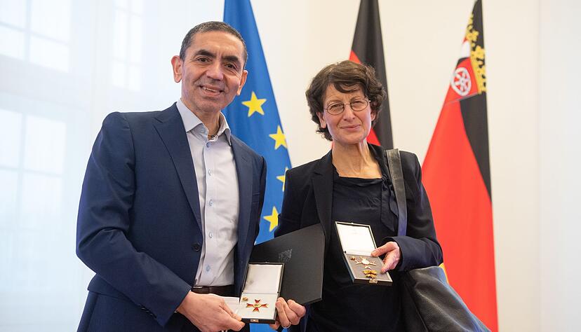 Zahlreiche Auszeichnungen wurden dem Ehepaar verliehen, auch der Verdienstorden des Landes Rheinland-Pfalz. (Archivbild) Zahlreiche Auszeichnungen wurden dem Ehepaar verliehen, auch der Verdienstorden des Landes Rheinland-Pfalz. (Archivbild)