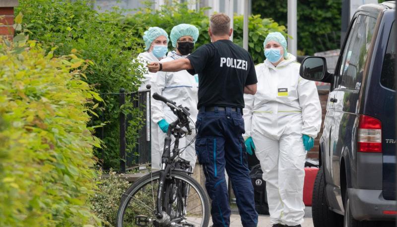 Mitarbeiter der Spurensicherung treffen ein.