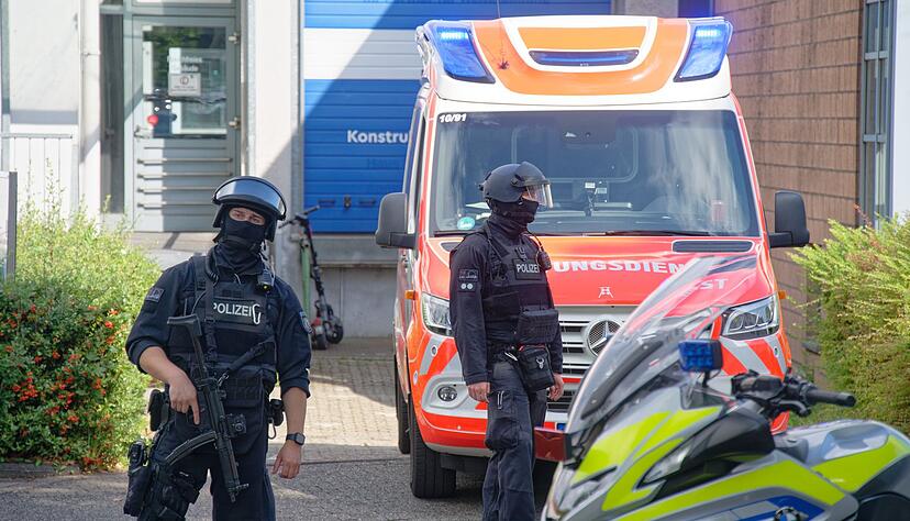 Auch Spezialeinheiten sind vor Ort.